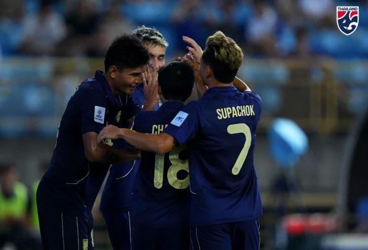 Các cầu thủ ăn mừng bàn thắng, tượng trưng cho tinh thần bất bại và khả năng tạo bất ngờ của đội tuyển Singapore.