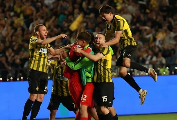 Các cầu thủ ăn mừng chiến thắng, thể hiện hào quang hoàng gia và vinh quang của Cúp Hoàng Đế.