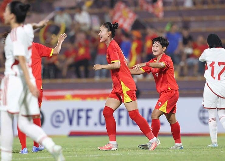 Các cầu thủ nữ Việt Nam ăn mừng bàn thắng trong trận đấu với UAE.