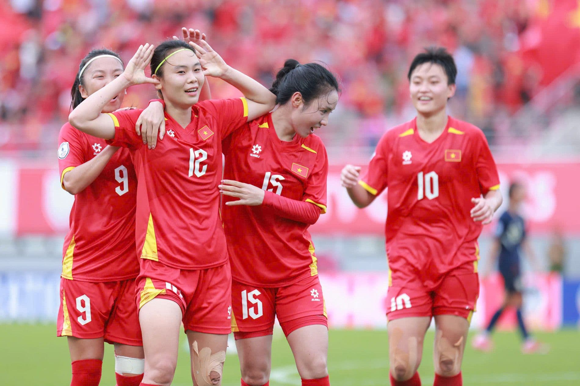 Các cầu thủ nữ Việt Nam ăn mừng sau khi giành huy chương đồng.