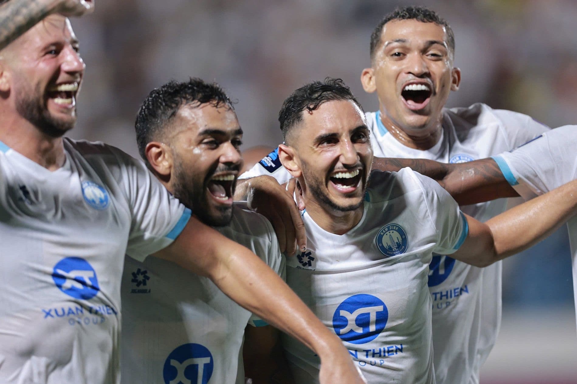 Các cầu thủ Nam Định ăn mừng chiến thắng, thể hiện tham vọng của bóng đá Việt Nam tại đấu trường châu lục