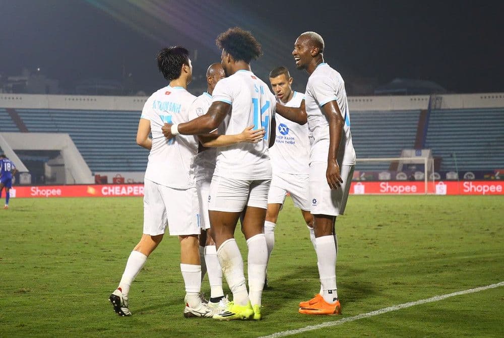 Các cầu thủ Nam Định ăn mừng trên sân Thiên Trường, thể hiện bản lĩnh của đội nhà.