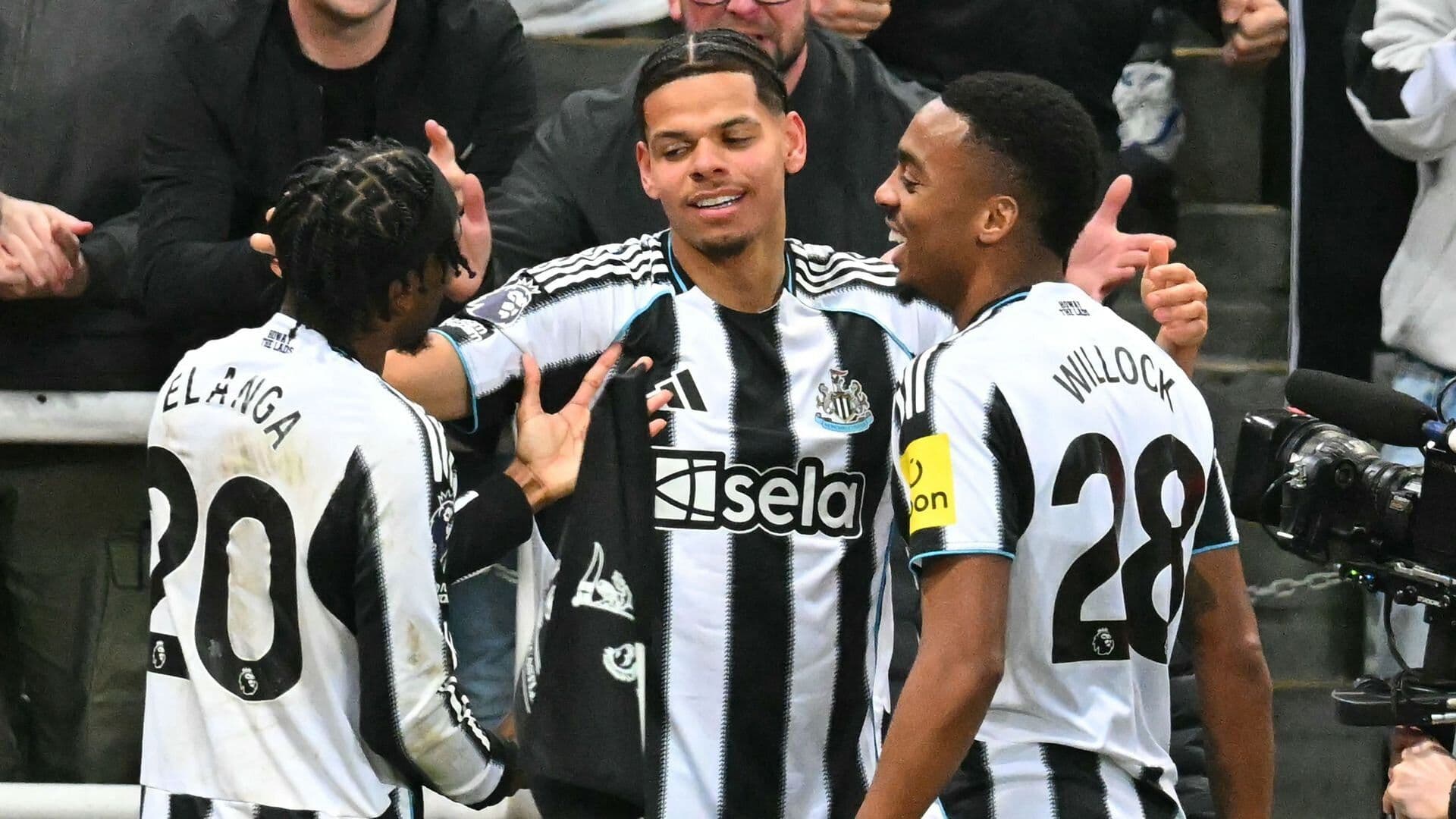 Các cầu thủ Newcastle United ăn mừng bàn thắng quyết định của William Osula, thể hiện tinh thần đồng đội sau khi chơi thiếu người.