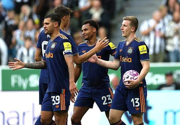 Các cầu thủ Newcastle United trên sân, thể hiện sự khởi sắc của hàng công trẻ.