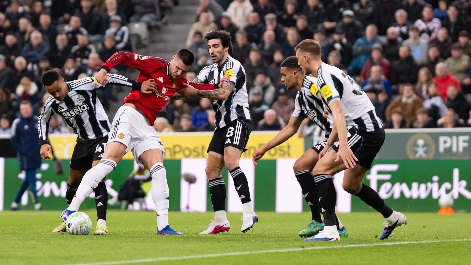 Các cầu thủ Newcastle và Manchester United tranh chấp bóng quyết liệt trong trận đấu đầy áp lực.