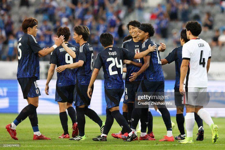 Các cầu thủ Nhật Bản ăn mừng bàn thắng trong trận đấu mở màn Cúp Đông Á.
