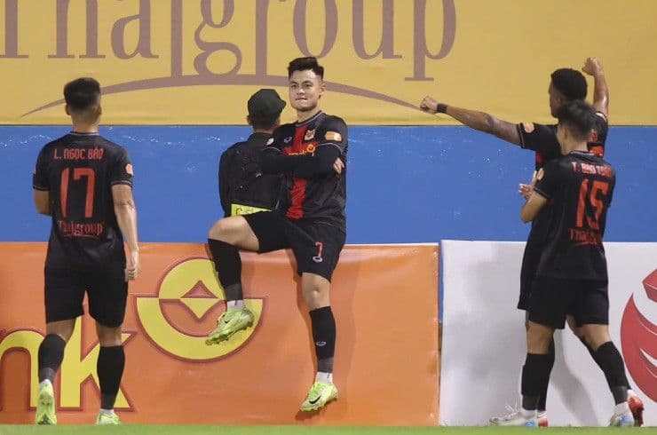 Các cầu thủ Ninh Bình FC trên sân, đối mặt với áp lực khi trở thành đội dẫn đầu và mục tiêu của V-League.