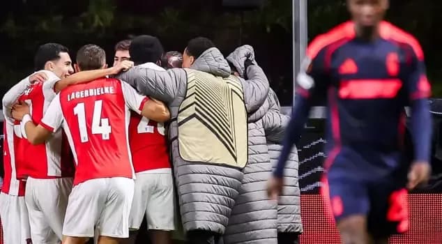 Các cầu thủ Nottingham Forest ăn mừng bàn thắng trong một trận đấu ở châu Âu.