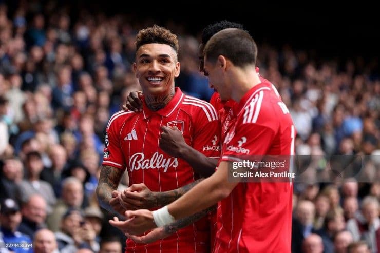 Các cầu thủ Nottingham Forest vui mừng ăn mừng bàn thắng, cho thấy Stamford Bridge không còn là pháo đài bất khả xâm phạm của Chelsea.
