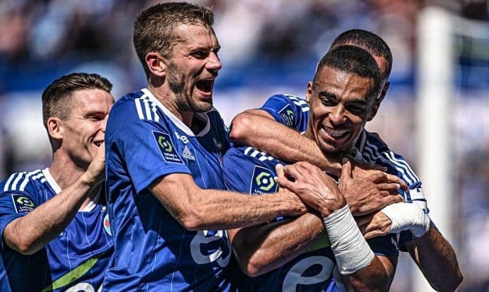 Các cầu thủ áo xanh ăn mừng chiến thắng, thể hiện phong độ thăng hoa của Gamba Osaka