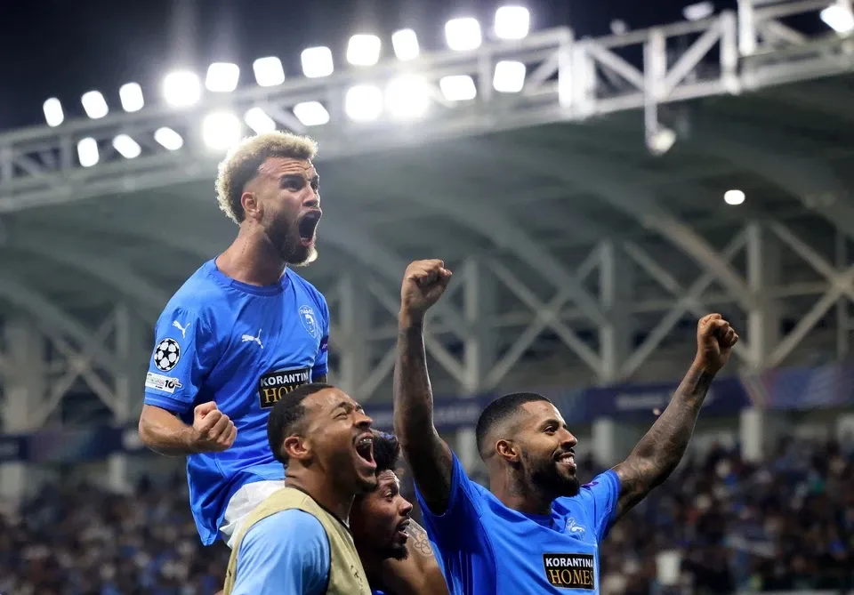 Các cầu thủ Pafos FC ăn mừng chiến thắng trên sân, tượng trưng cho 'câu chuyện cổ tích' và khả năng tạo bất ngờ của họ.