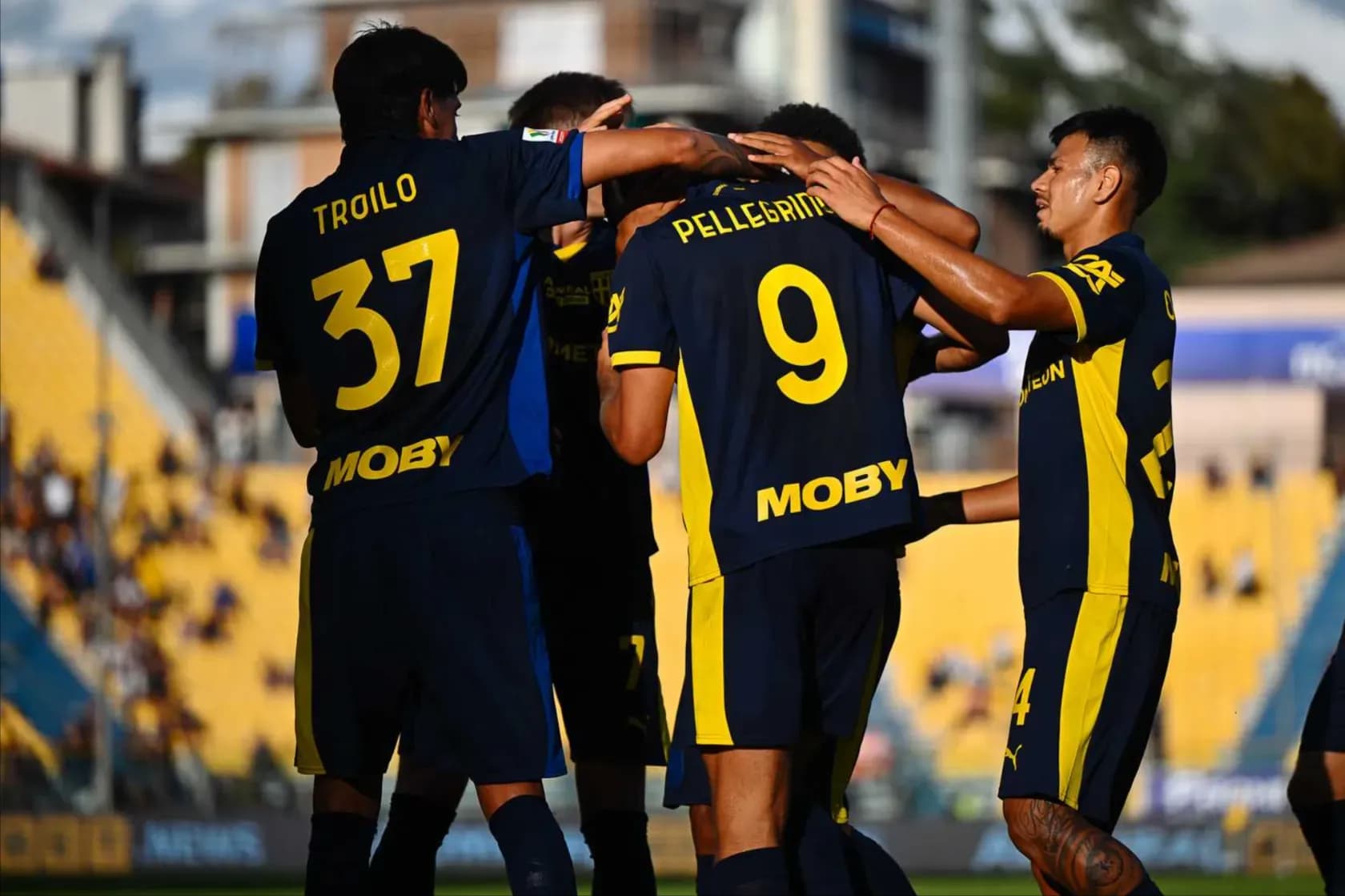 Các cầu thủ Parma ăn mừng bàn thắng trên sân nhà Ennio Tardini, thể hiện tinh thần quyết tâm trong trận đấu quan trọng.