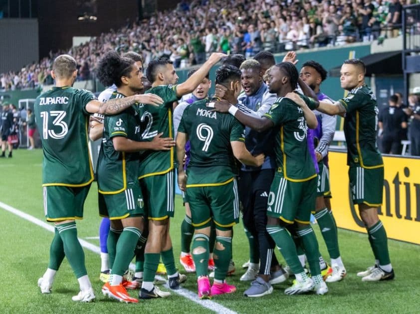 Các cầu thủ Portland Timbers ăn mừng bàn thắng trong trận đấu bóng đá