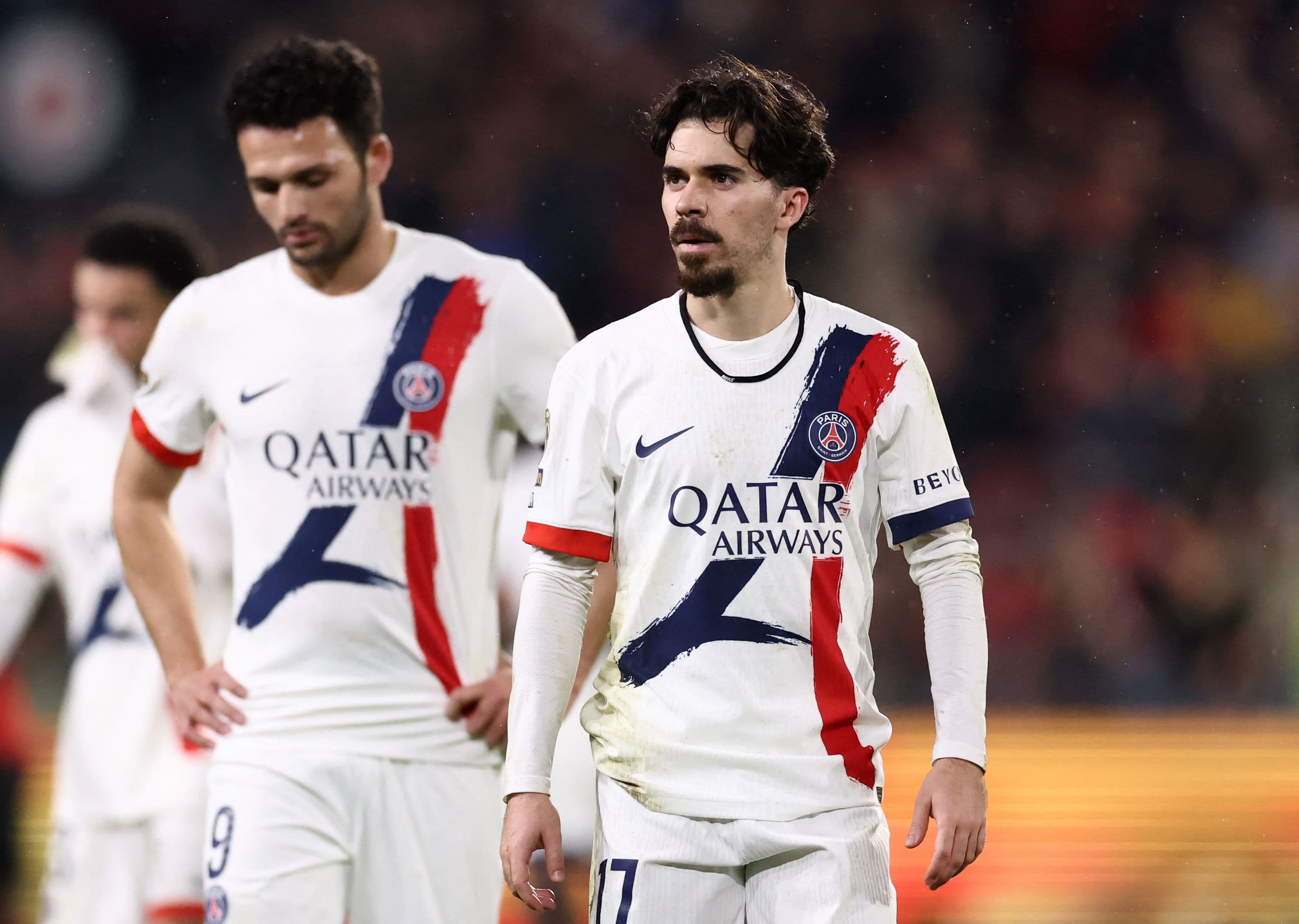 Các cầu thủ PSG thể hiện sự thất vọng sau trận thua trên sân nhà