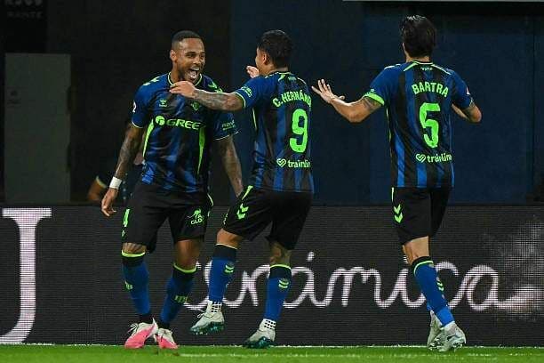 Các cầu thủ Real Betis ăn mừng bàn thắng, thể hiện phong độ thăng hoa và sức mạnh điềm tĩnh của đội bóng.