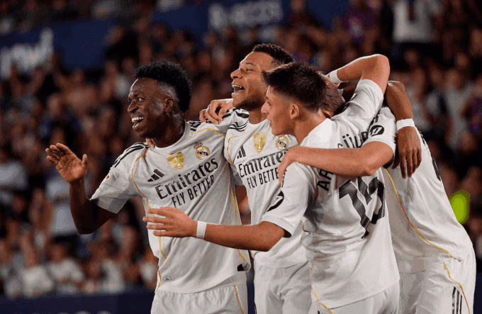 Các cầu thủ Real Madrid ăn mừng bàn thắng của Kylian Mbappe, thể hiện sức mạnh vượt trội.