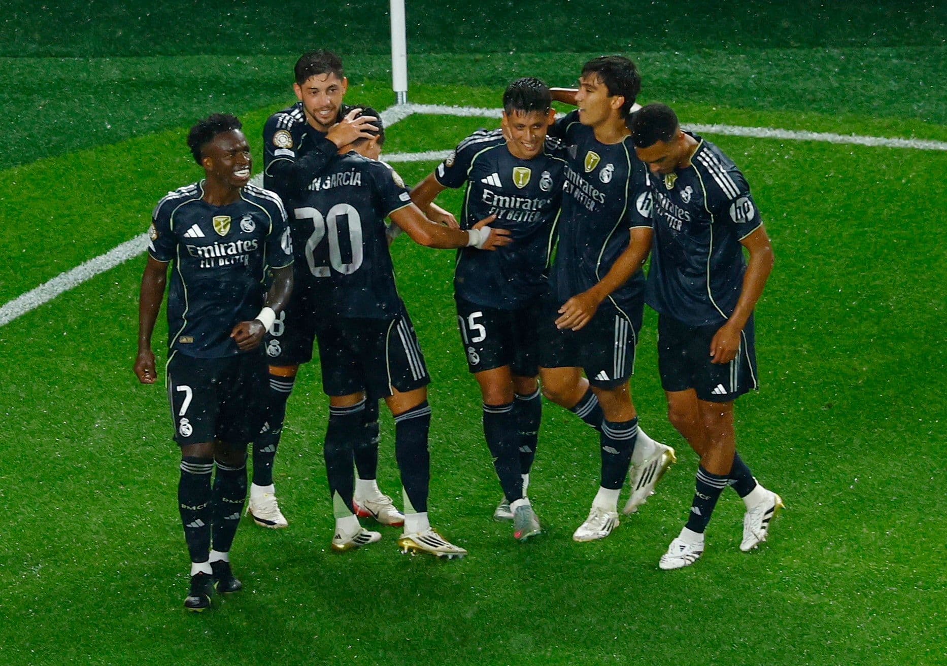 Các cầu thủ Real Madrid ăn mừng bàn thắng dưới trời mưa.