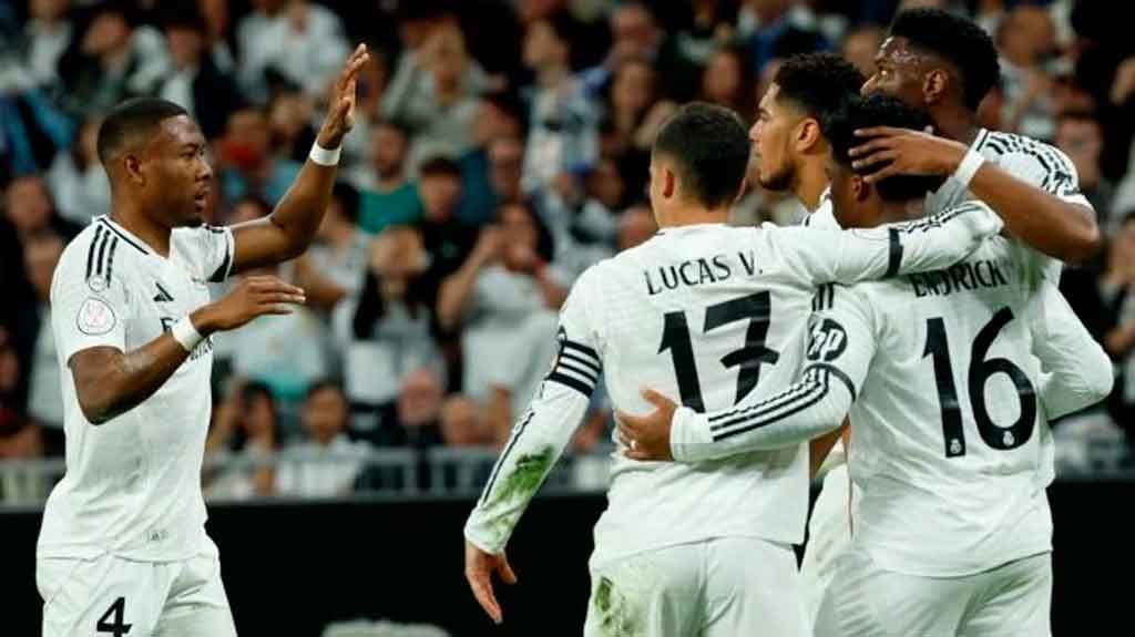 Các cầu thủ Real Madrid ăn mừng bàn thắng hoặc chiến thắng trên sân cỏ.