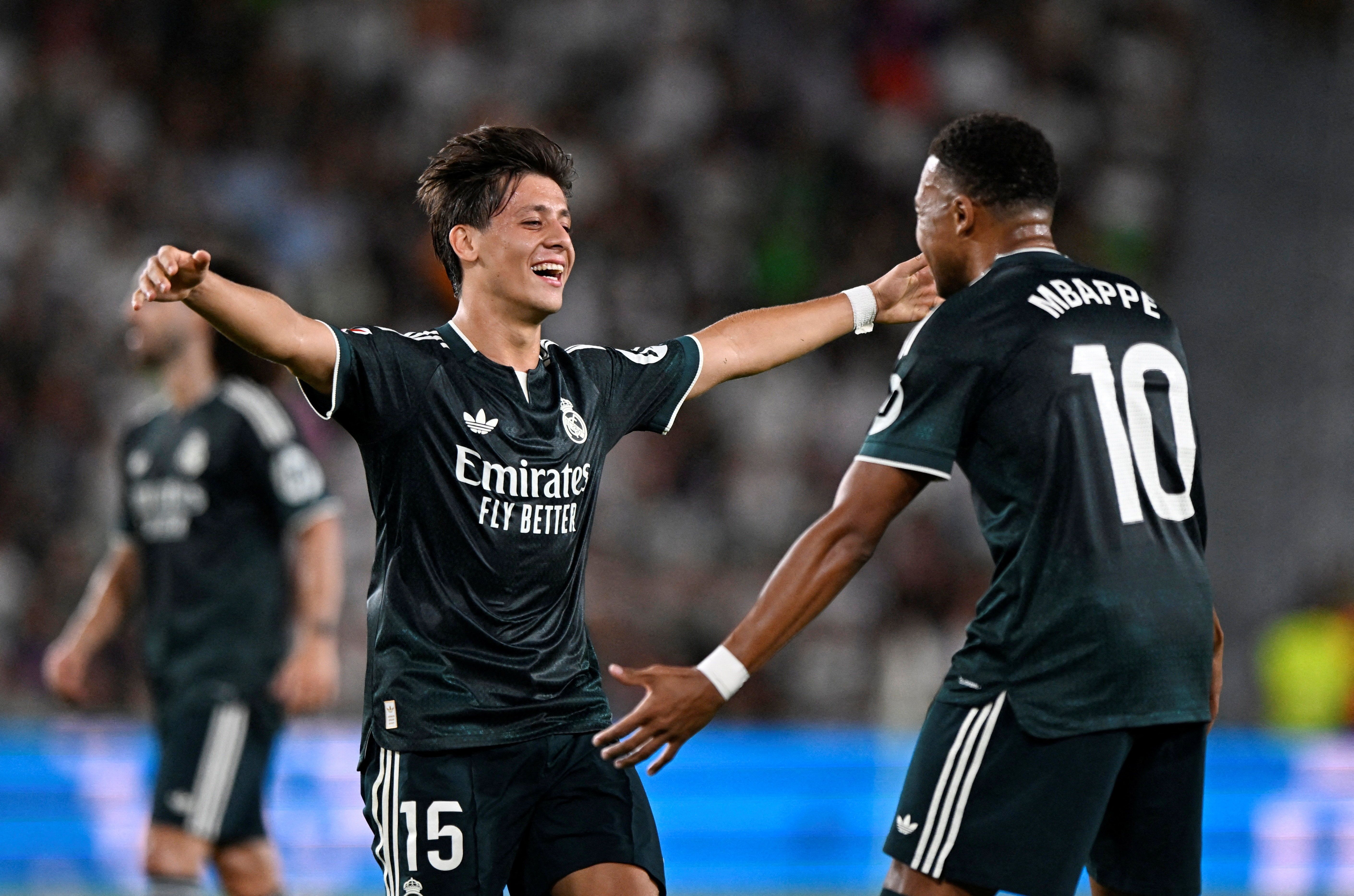 Các cầu thủ Real Madrid ăn mừng bàn thắng, thể hiện bản lĩnh của 'Kền Kền Trắng' trong những thời khắc quyết định.