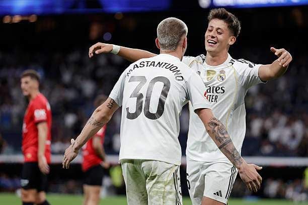 Các cầu thủ Real Madrid ăn mừng bàn thắng, thể hiện sự bừng tỉnh và cú đảo chiều chóng vánh của trận đấu.