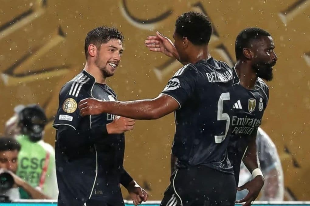 Các cầu thủ Real Madrid ăn mừng bàn thắng, thể hiện sức mạnh tập thể và bản lĩnh