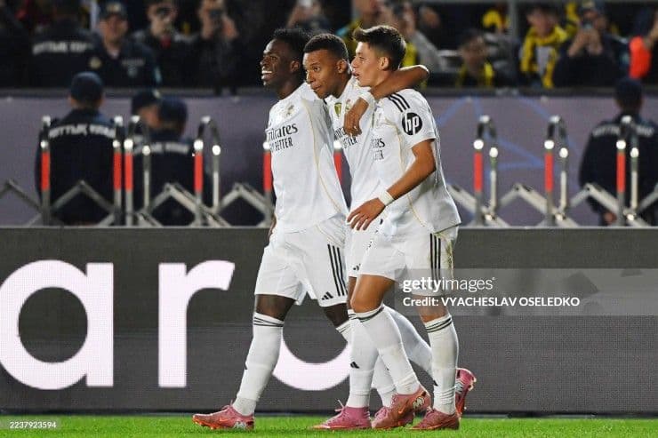 Các cầu thủ Real Madrid ăn mừng bàn thắng trong trận đấu Cúp C1