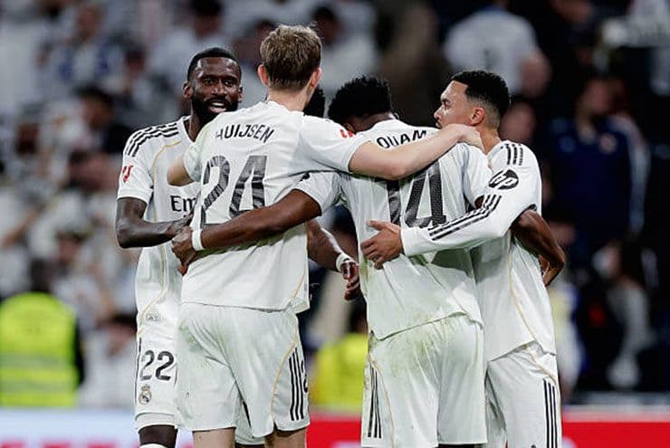 Các cầu thủ Real Madrid ăn mừng chiến thắng kịch tính trước Atletico Madrid tại Bernabeu