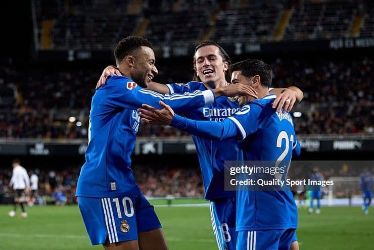 Các cầu thủ Real Madrid ăn mừng chiến thắng quan trọng trước Valencia tại Mestalla