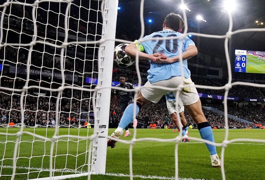 Các cầu thủ Real Madrid ăn mừng chiến thắng, thể hiện bản lĩnh và tinh thần bất diệt của đội bóng Hoàng gia.