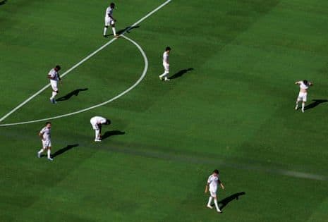 Các cầu thủ Real Madrid thất vọng trên sân, phản ánh sự bất lực của đội bóng Hoàng gia trước sức mạnh của PSG.