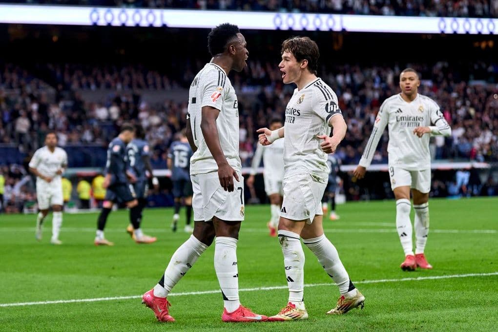 Các cầu thủ Real Madrid trao đổi trên sân trong trận đấu căng thẳng