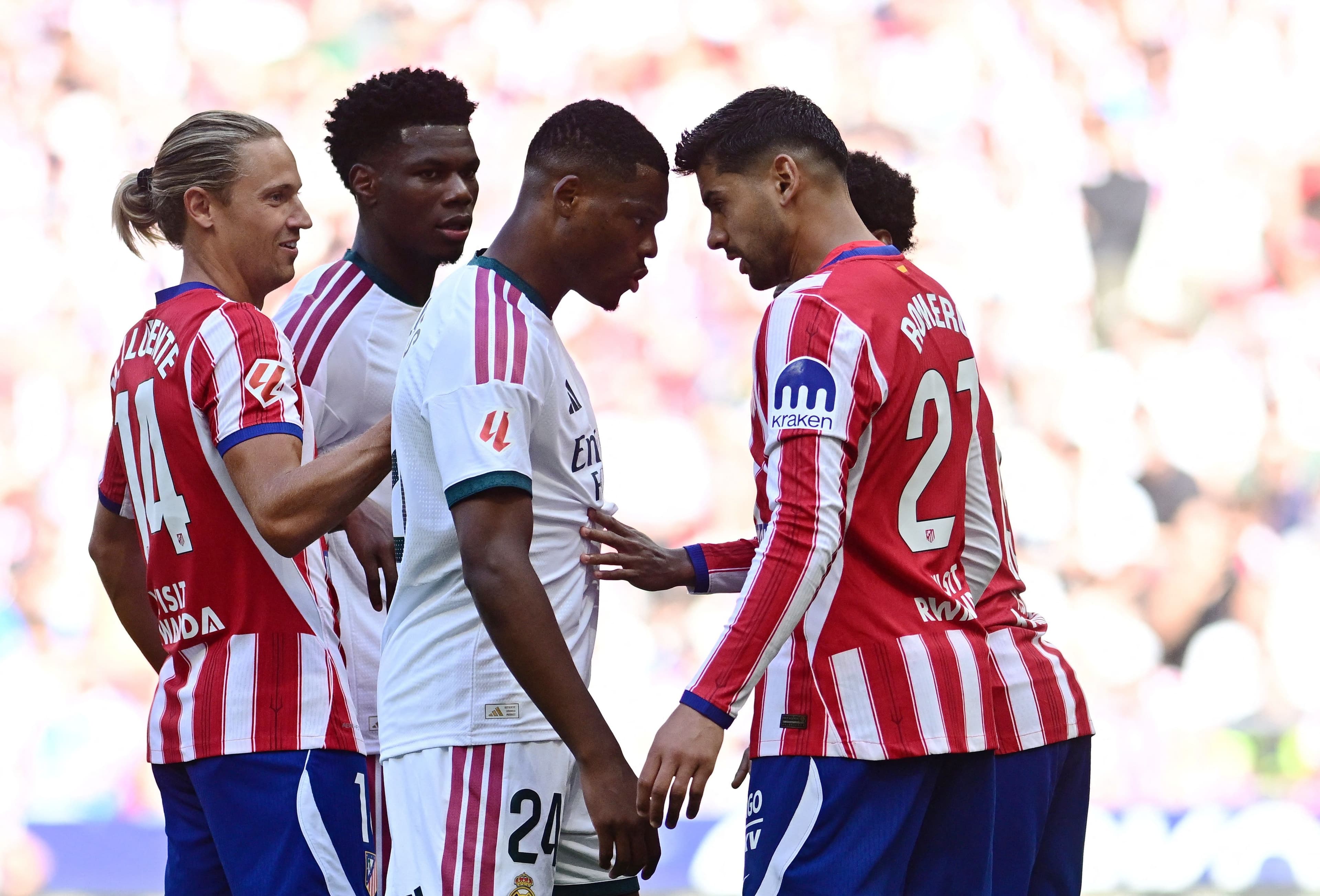 Các cầu thủ Real Madrid và Atletico Madrid đối đầu trong trận derby căng thẳng.