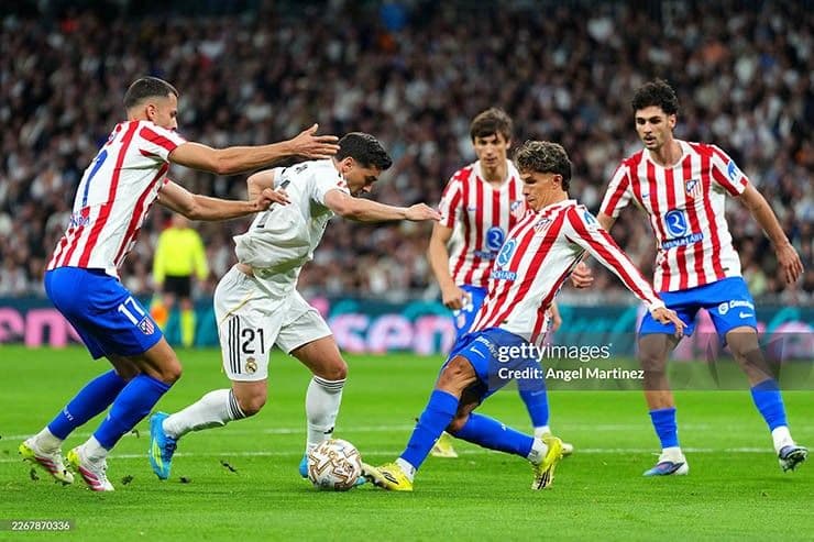 Các cầu thủ Real Madrid và Atletico Madrid tranh chấp bóng quyết liệt trong trận derby.
