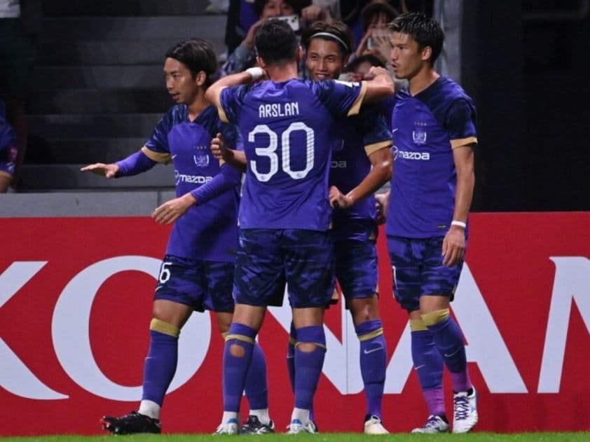 Các cầu thủ Sanfrecce Hiroshima ăn mừng bàn thắng trong trận đấu J1 League.