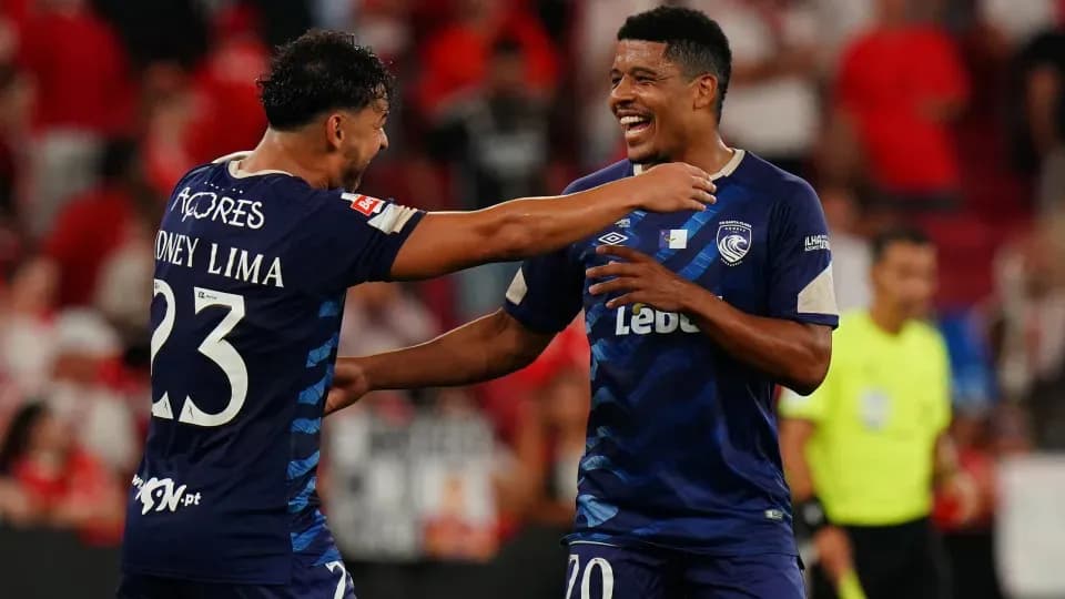 Các cầu thủ Santa Clara trên sân, đối thủ của Benfica trong trận đấu đầy áp lực.