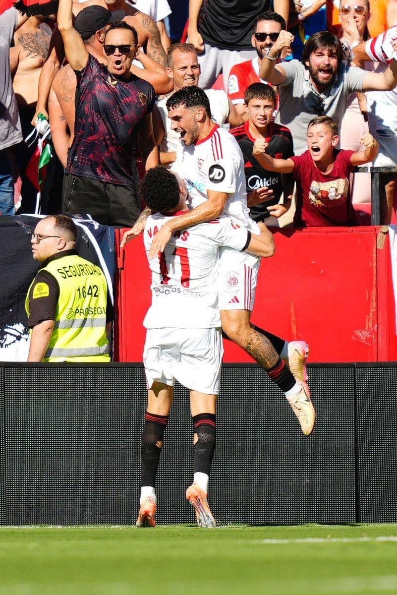 Các cầu thủ Sevilla ăn mừng bàn thắng, thể hiện tinh thần hưng phấn và khát vọng chiến thắng.