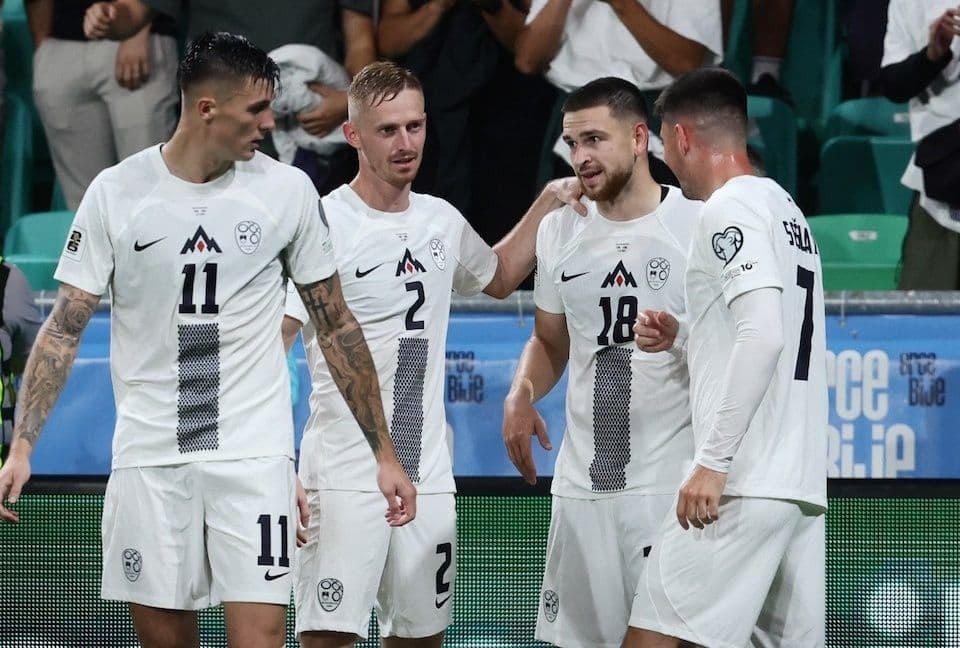 Các cầu thủ Slovenia thảo luận sau trận hòa kịch tính, thể hiện tinh thần không bỏ cuộc.
