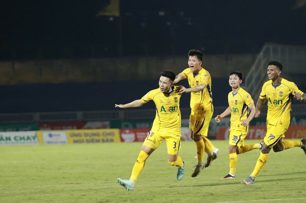 Các cầu thủ Sông Lam Nghệ An ăn mừng bàn thắng mở tỷ số của Lê Nguyên Hoàng.