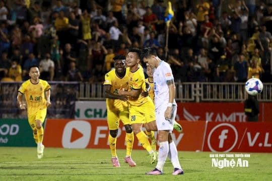Các cầu thủ Sông Lam Nghệ An ăn mừng bàn thắng trong trận đấu V.League, thể hiện tinh thần thi đấu quả cảm và nhiệt huyết.