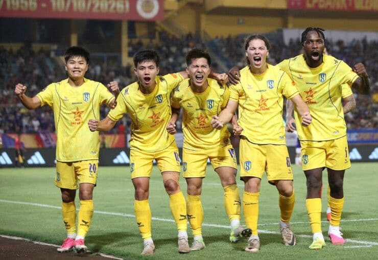 Các cầu thủ Sông Lam Nghệ An ăn mừng chiến thắng 4-1 trước Hà Nội FC tại sân Hàng Đẫy