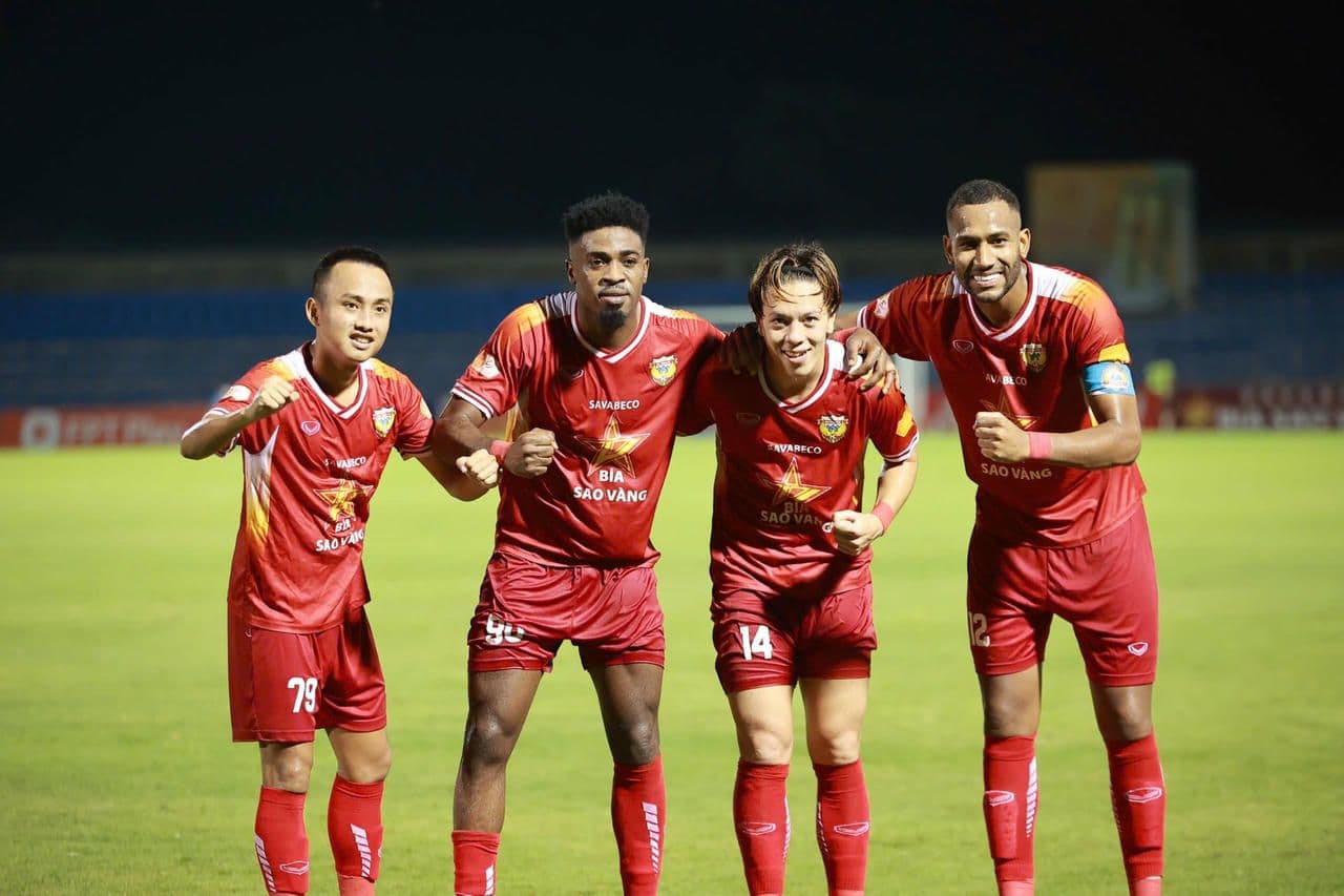 Các cầu thủ Sông Lam Nghệ An ăn mừng chiến thắng trên sân nhà Vinh.