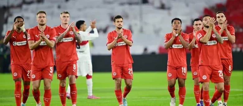 Các cầu thủ St. Pauli vỗ tay cảm ơn người hâm mộ sau trận thua, thể hiện sự thất vọng và cần nhìn nhận lại.