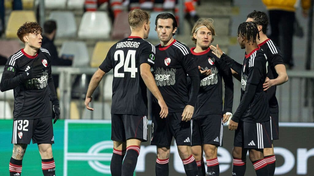 Các cầu thủ Strasbourg và Rijeka trong trận đấu thuộc vòng 16 đội Conference League, thể hiện thực tế của giải đấu.