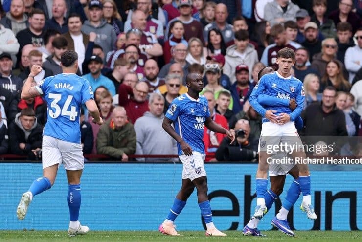 Các cầu thủ Sunderland ăn mừng bàn thắng gỡ hòa, thể hiện tinh thần không khoan nhượng và sự tự do trong lối chơi.