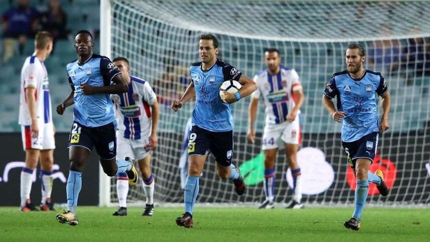 Các cầu thủ Sydney FC thi đấu trên sân, thể hiện quyết tâm trong trận gặp Newcastle Jets