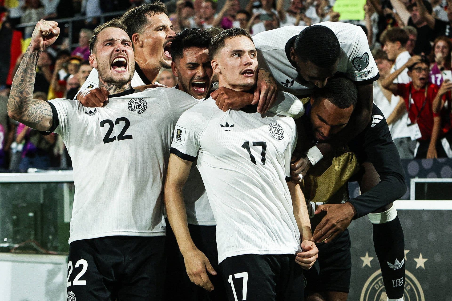 Các cầu thủ ĐT Đức ăn mừng bàn thắng, thể hiện sự thành công trong các thử nghiệm chiến thuật của HLV Nagelsmann.