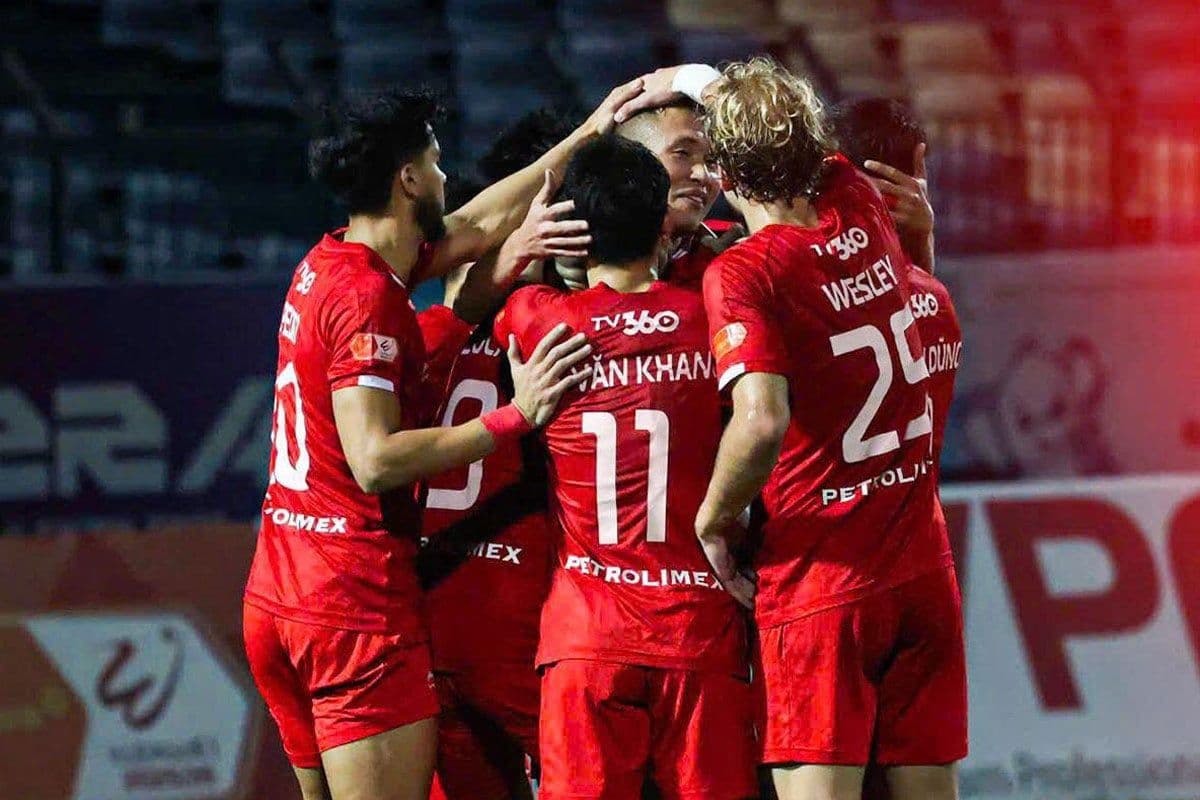 Các cầu thủ Thể Công Viettel ăn mừng bàn thắng mở tỷ số của Đinh Viết Tú.