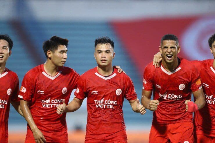 Các cầu thủ Thể Công Viettel ăn mừng hoặc phản ứng trên sân, thể hiện những khoảnh khắc cá nhân tỏa sáng