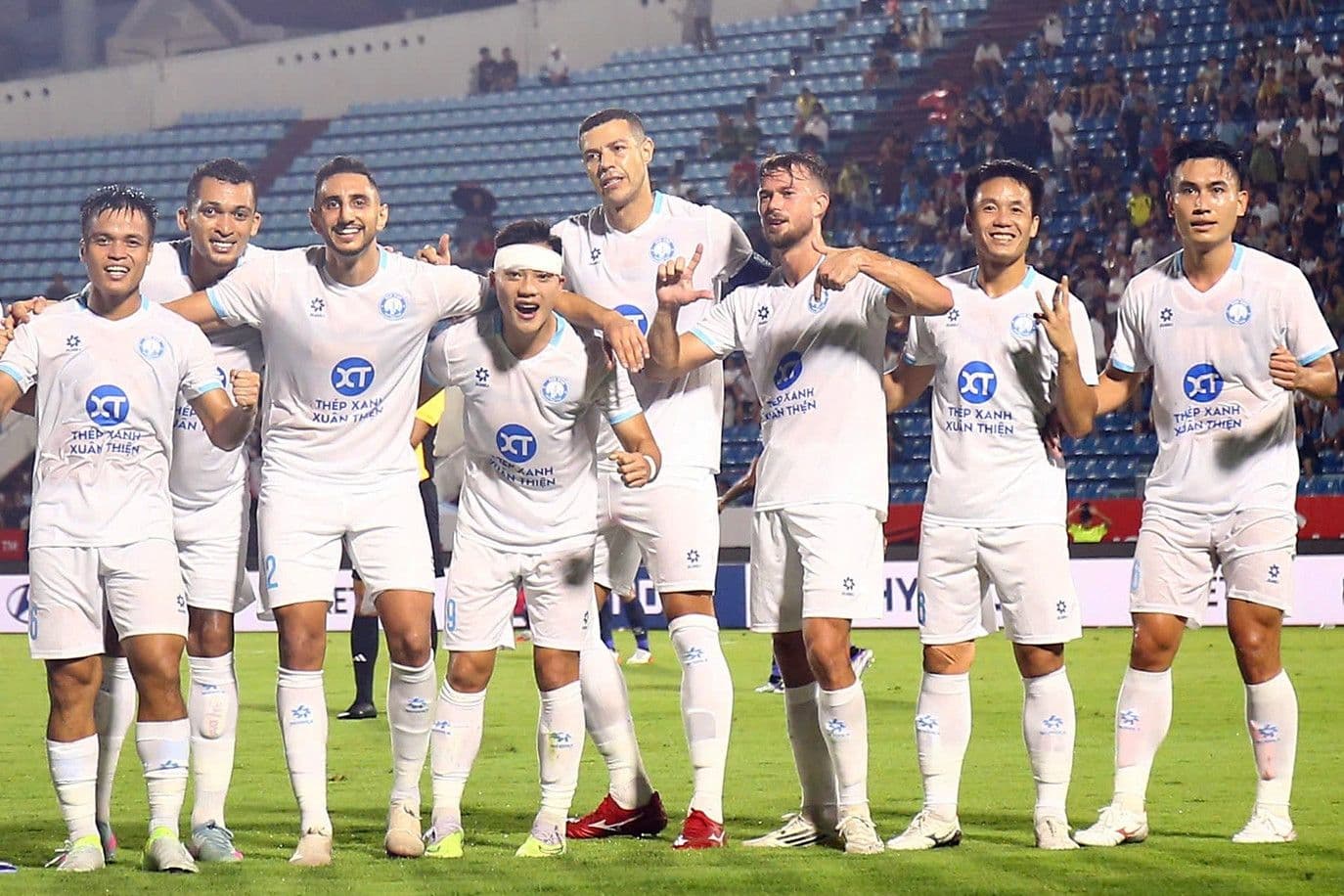 Các cầu thủ Thép Xanh Nam Định ăn mừng bàn thắng trong một trận đấu quốc tế