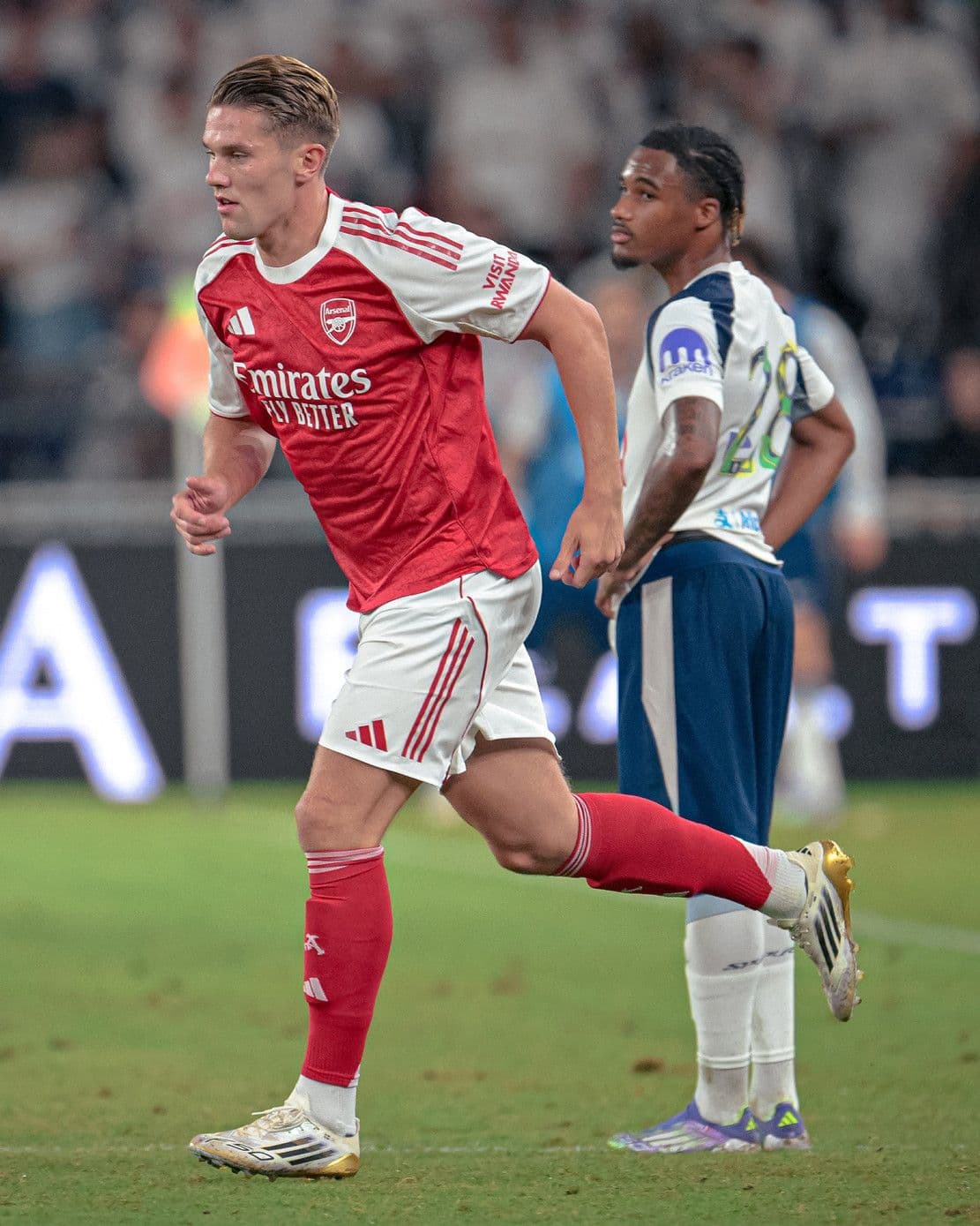 Các cầu thủ Tottenham Hotspur cùng nhau bước đi trên sân, thể hiện tinh thần đồng đội và sự gắn kết.